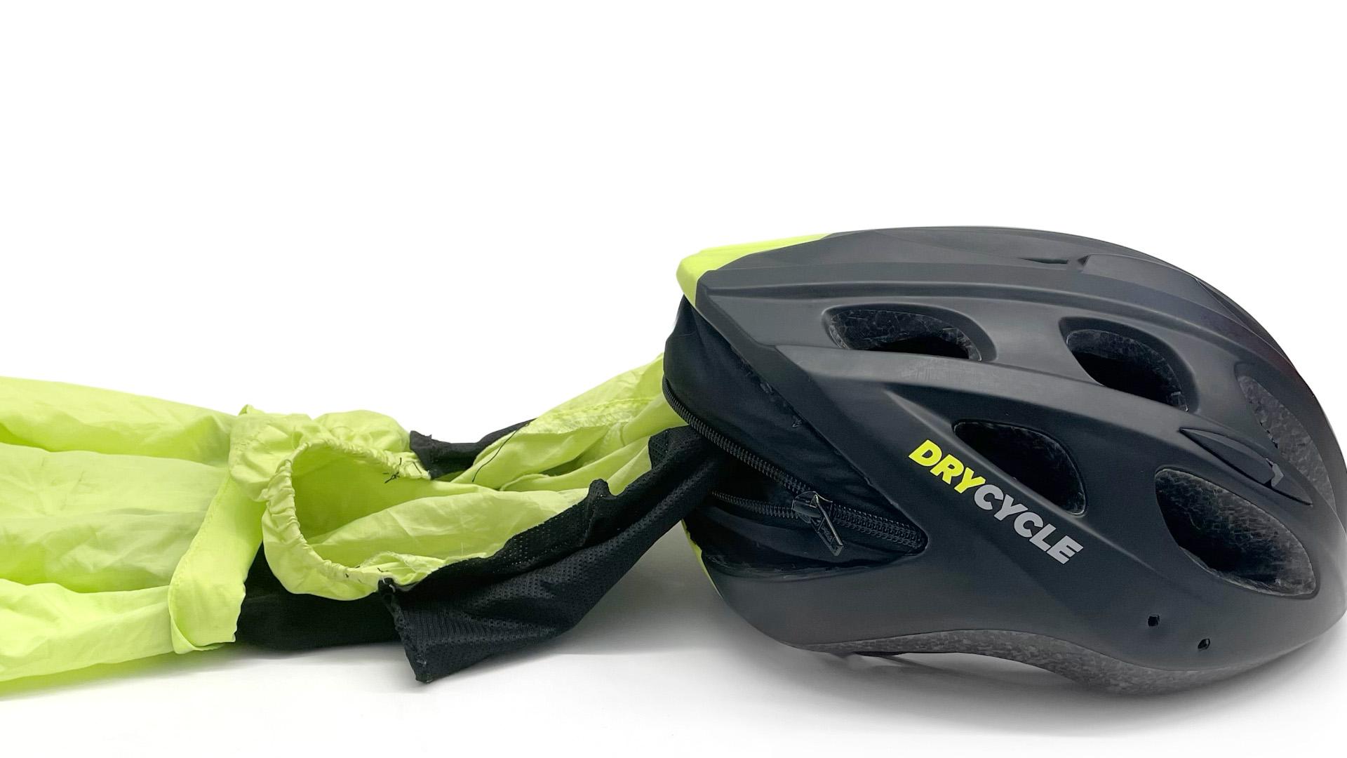 Slecht weer houdt de rasechte fietser niet tegen, zeker niet met het innovatieve helmconcept...