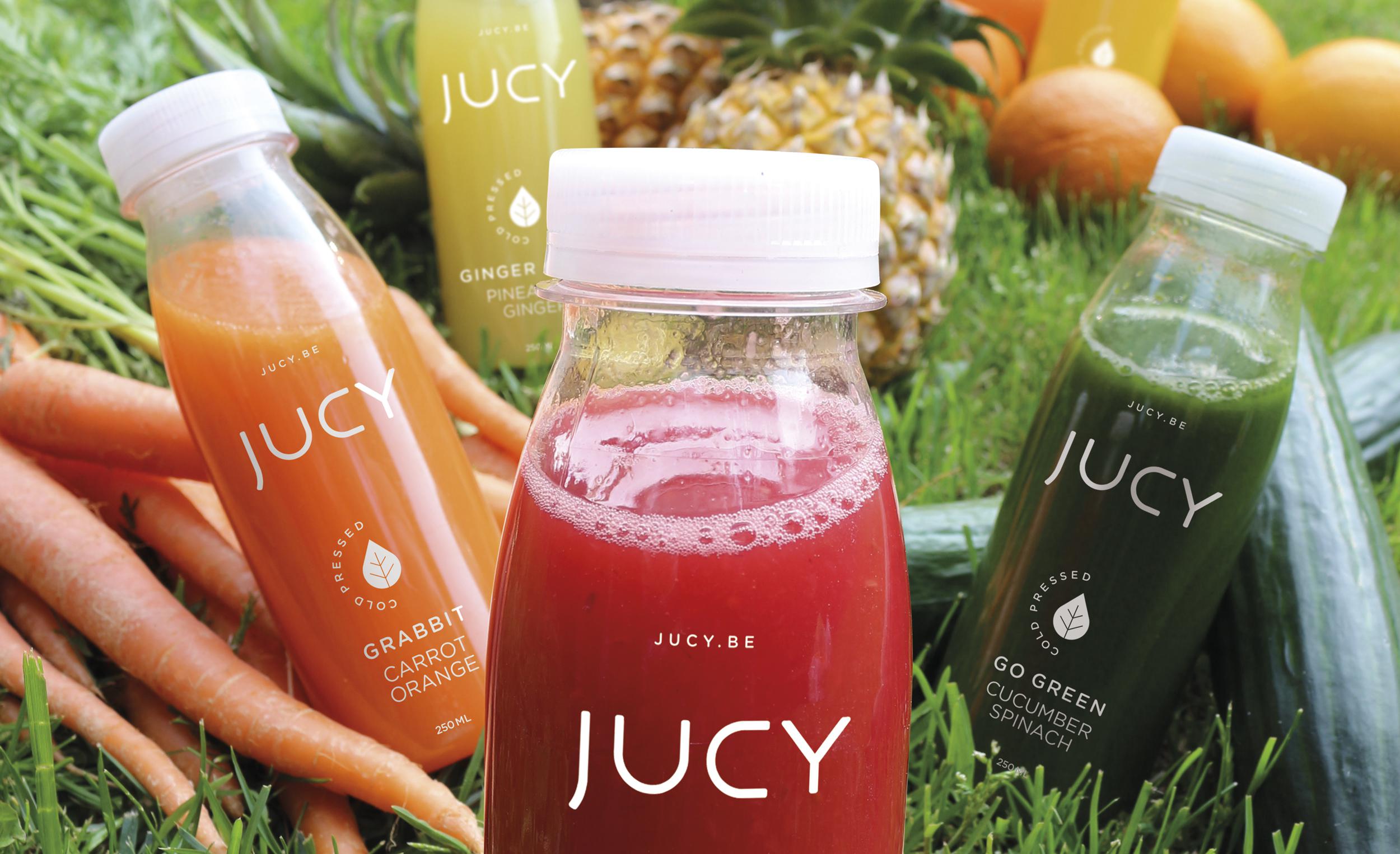 Zin in een gezonde boost? Jucy brengt evenwichtige groente- en fruitsappen, met passie bereid... Zin in een gezonde boost? Jucy brengt evenwichtige groente- en fruitsappen, met passie bereid...